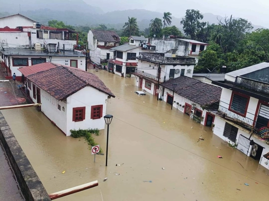 El desbordamiento de los ríos  Oxolotán y Amatán causaron severas inundaciones en el pueblo mágico de Tapijulapa, municipio de Tacotalpa, Tabasco. Foto 'La Jornada' 