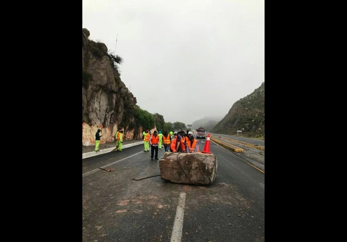 Las fuertes lluvias ocasionaron el deslave de rocas de más de dos toneladas de peso. Foto cortesía Protección Civil de Mexquitc de Carmona