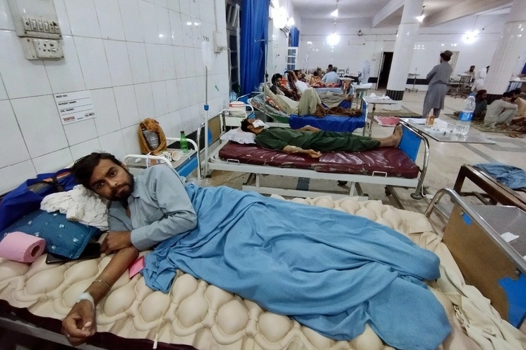Personas son tratadas en el  hospital en Bannu en Pakistán tras las fuertes lluvias registradas. Foto Ap