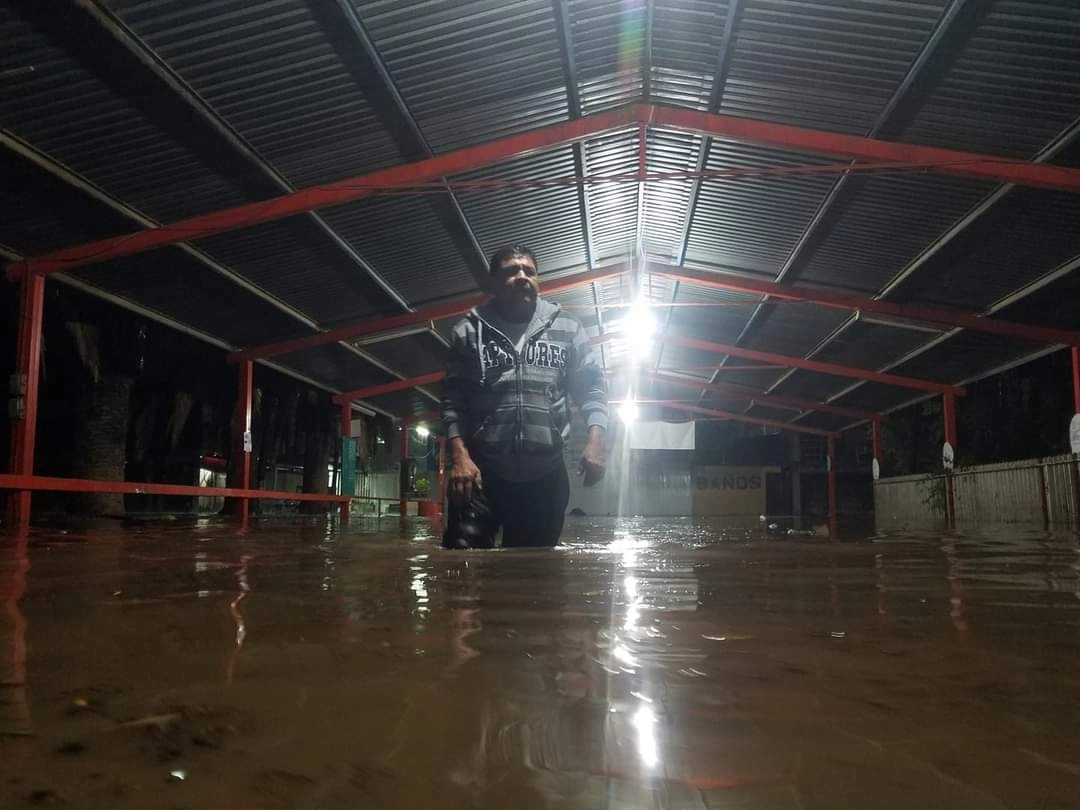 Las fuertes lluvias registradas el viernes inundaron un paradero de combis en el municipio Rincón de Romos, Aguascalientes. Foto Claudio Bañuelos