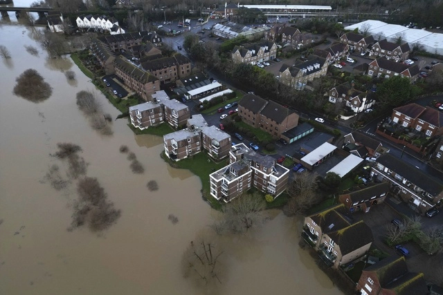 Las inundaciones interrumpieron la circulación de trenes en varias líneas que operan desde Londres. Foto Ap