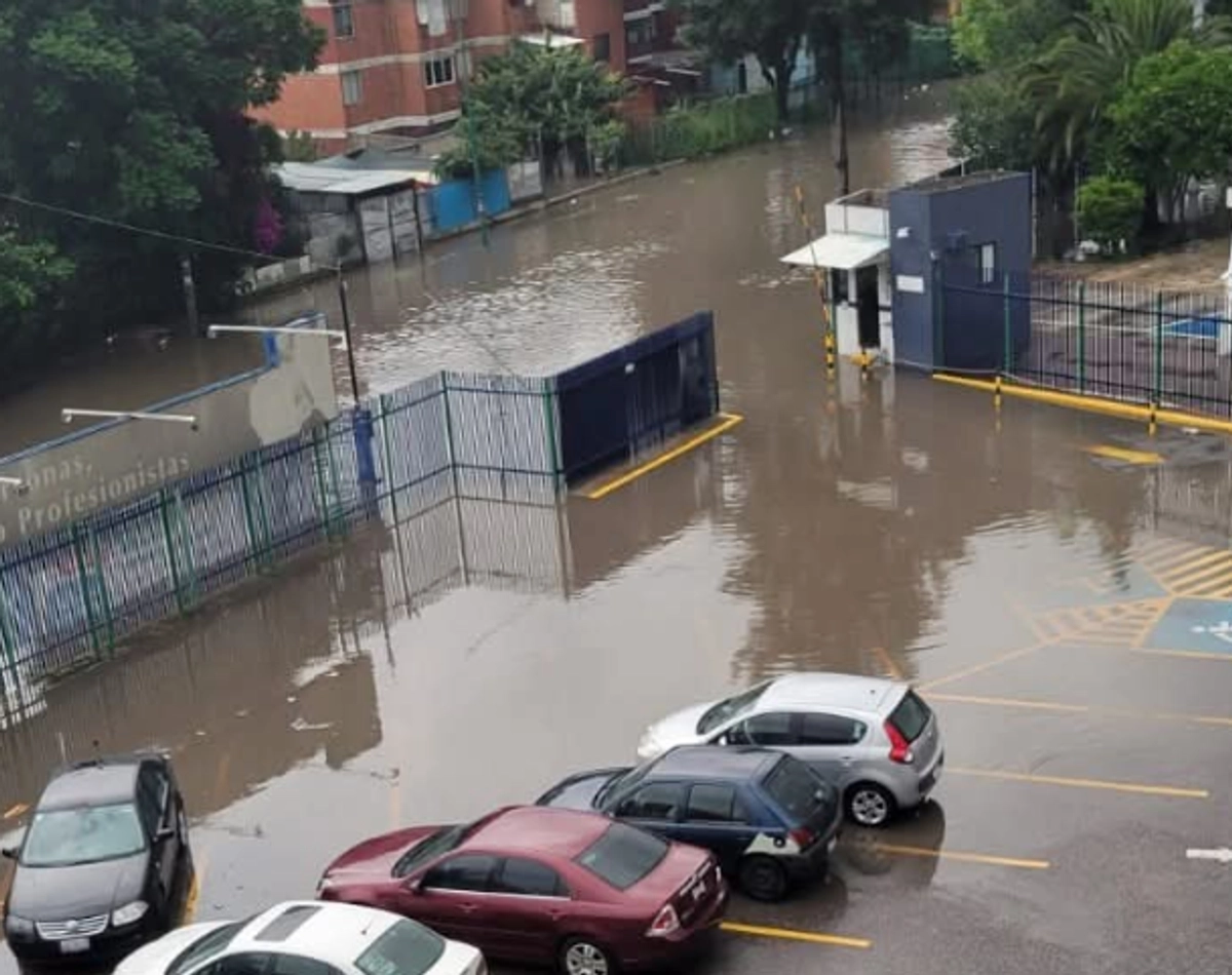 Mientras, en Ecatepec hubo afectaciones en la avenida Nacional a la altura de Chiconautla, donde fue interrumpido el servicio del sistema de transporte Mexibús, por lo que trabajadores de Servicios de Agua Potable, Alcantarillado y Saneamiento tuvieron que acudir para realizar trabajos de desazolve. Foto 