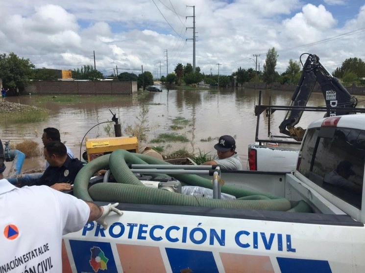 En Camargo y la zona de la presa La Boquilla, el vado para cruzar el río Conchos estuvo a punto de desbordar y permaneció cerrado 90 minutos. Foto cortesía Protección Civil estatal