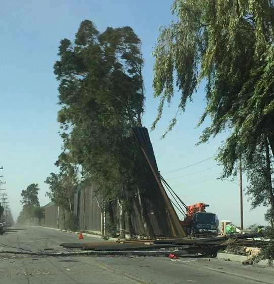 Dos tramos del muro fronterizo de 10 metros cada uno cayeron al suelo debido a los fuentes vientos. Foto Antonio Heras