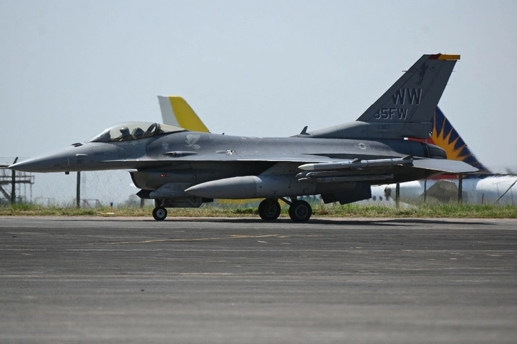 Un avión de combate F-16 de la fuerza aérea de EU. Foto Afp




