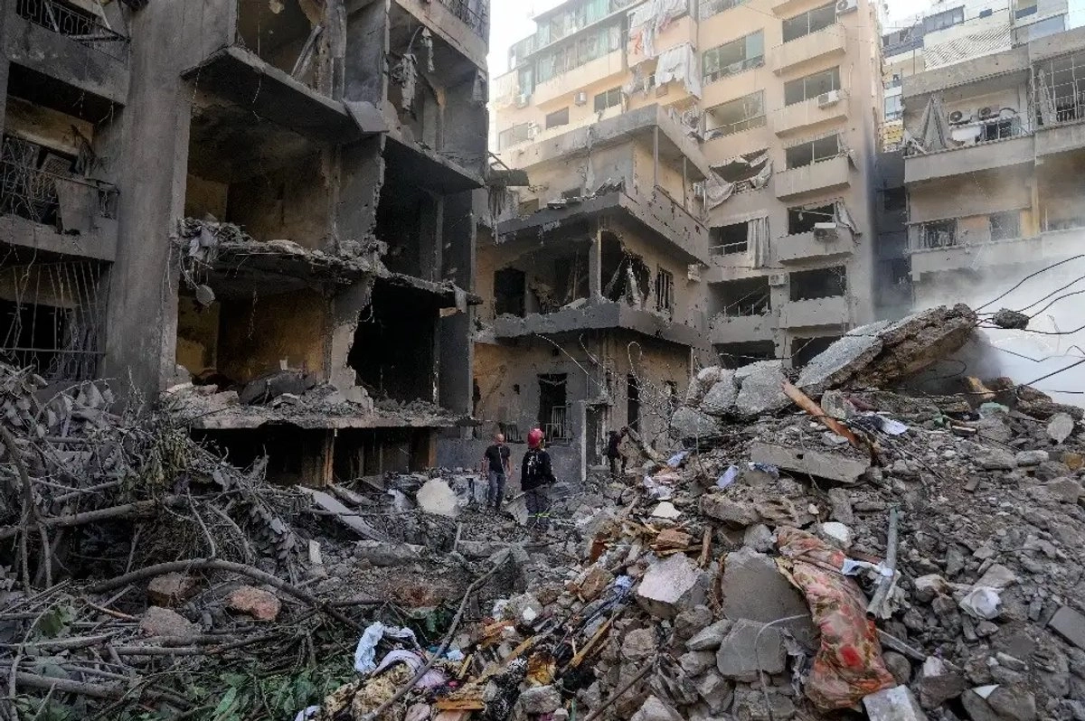 Trabajadores de rescate buscan víctimas tras un ataque aéreo israelí en Beirut, Líbano. 