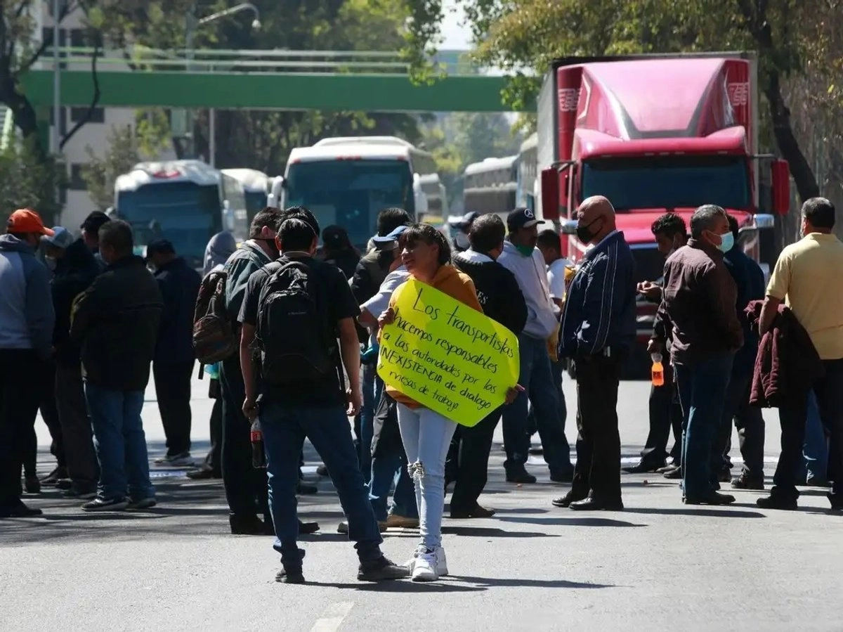 La organización dijo que lo anterior se debe a la falta de atención de la jefa de Gobierno, Clara Marina Brugada, que pese a atenderles en persona y prometer un aumento para el sector privado del transporte público capitalino lo delegó a sus secretarios. Foto