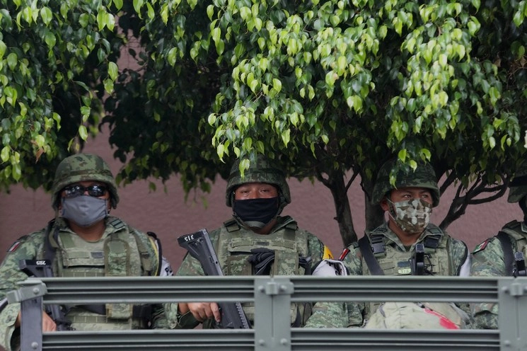 Elementos de la Marina, la SSC y la Guardia Nacional afuera del Hospital Médica Sur de Tlalpan donde permaneció el secretario de Seguridad de la CDMX, Omar García Harfuch tras sufrir un atentado hace unos días. Foto Yazmín Ortega Cortés