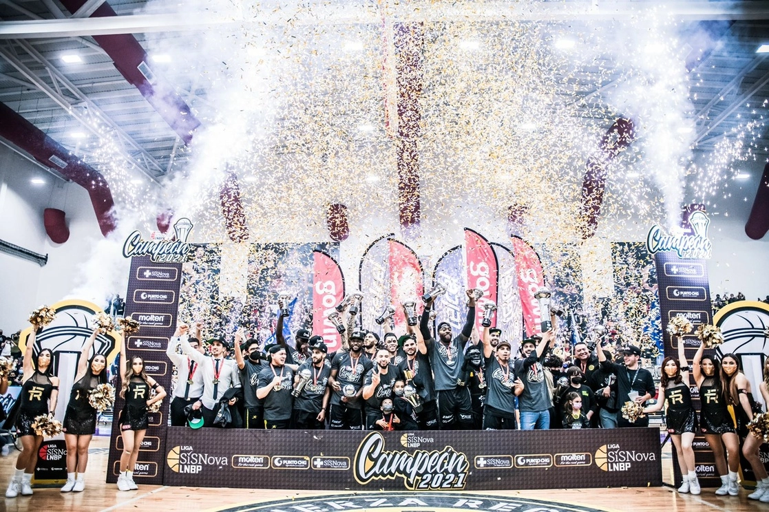 El festejo. Foto @Fuerza_Regia