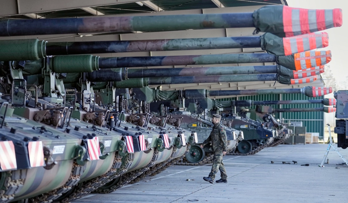 Las tropas de reacción rápida del ejército alemán de la OTAN están listos para movilizarse en caso de una escalada de tensión con Rusia. En la imagen, un soldado alemán camina junto a tanques en la base militar de la Bundeswehr, antes de ser transportados a Lituania, el 14 de febrero de 2022. Foto Ap