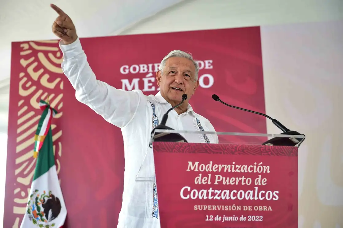 El presidente Andrés Manuel López Obrador supervisó el avance en la modernización del puerto de Coatzacoalcos, pieza central para el Corredor Interoceánico, que conectará el Golfo con el Pacífico. Foto cortesía Presidencia
