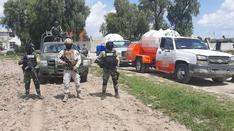 En diversas acciones, elementos de la Sedena, de la Guardia Naciona y de seguridad física de Pemex, aseguraron pipas con combustible robado y tomas clandestinas en los estados de México, Puebla y Tabasco. Foto cortesía de Sedena