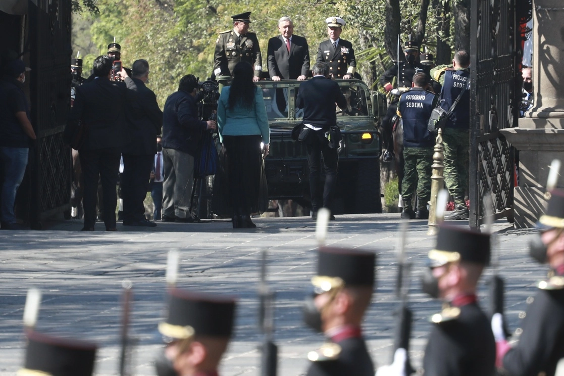 El presidente Andrés Manuel López Obrador encabezó, al pie del cerro de Chapultepec, la celebración de los 108 años de la Marcha de la Lealtad. Lo acompañan el general Luis Cresencio Sandoval, titular de Sedena, y el almirante José Rafael Ojeda, de Marina, el 9 de febrero de 2021. Foto Luis Castillo