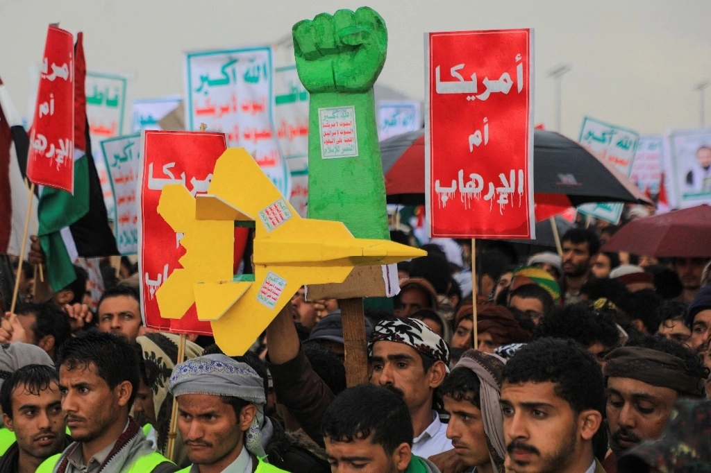 Manifestantes con carteles en árabe que dicen "Estados Unidos es la madre del terrorismo" protestan en Saná, la capital de Yemen controlada por los hutíes, el 19 de enero de 2024. Foto Afp