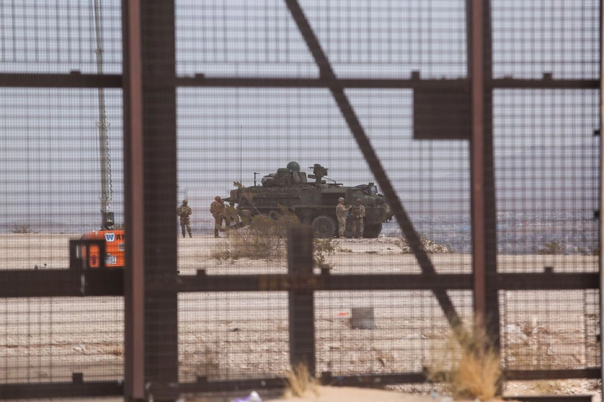Militares de EU vigilan la frontera con México desde El Paso, Texas. Foto 