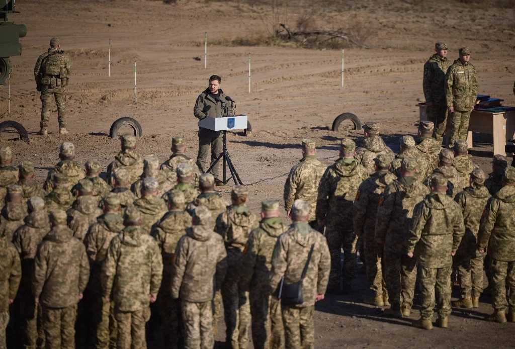 El presidente de Ucrania, Volodymyr Zelensky, dirigiéndose a los militares ucranianos durante una visita a un centro de entrenamiento, el 3 de noviembre de 2023. Foto Afp