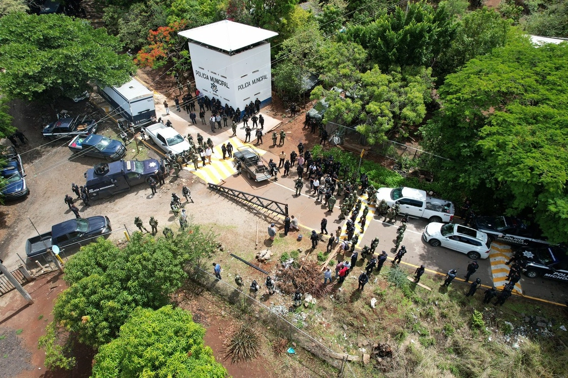Vista aérea de los policías que participaron en el operativo. Foto La Jornada