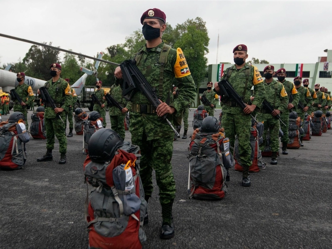Soldados del equipo de rescate en las instalaciones de la Defensa Nacional. Foto Luis Castillo / Archivo