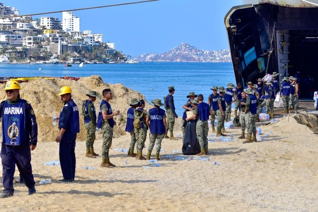 Agentes de la Marina realizan labores de rescate de embarcaciones hundidas y búsqueda de personas desaparecidas en el mar tras el paso del huracán Otis en Acapulco. Foto Cuartoscuro