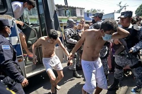Detenidos que son acusados de tener vínculos con pandillas en El Salvador son escoltados por la Policía Nacional Civil durante el estado de emergencia decretado por el gobierno de Nayib Bukele. Foto Afp / Archivo