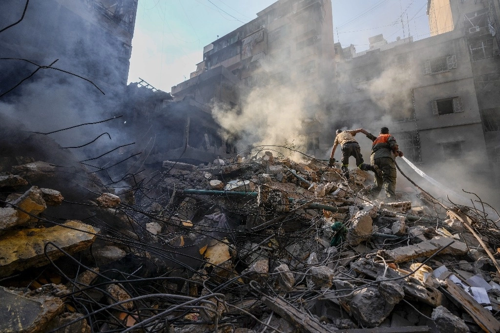 Los trabajadores de rescate buscan víctimas en el lugar del ataque aéreo israelí en Beirut, Líbano, el viernes 11 de octubre de 2024. Foto Ap