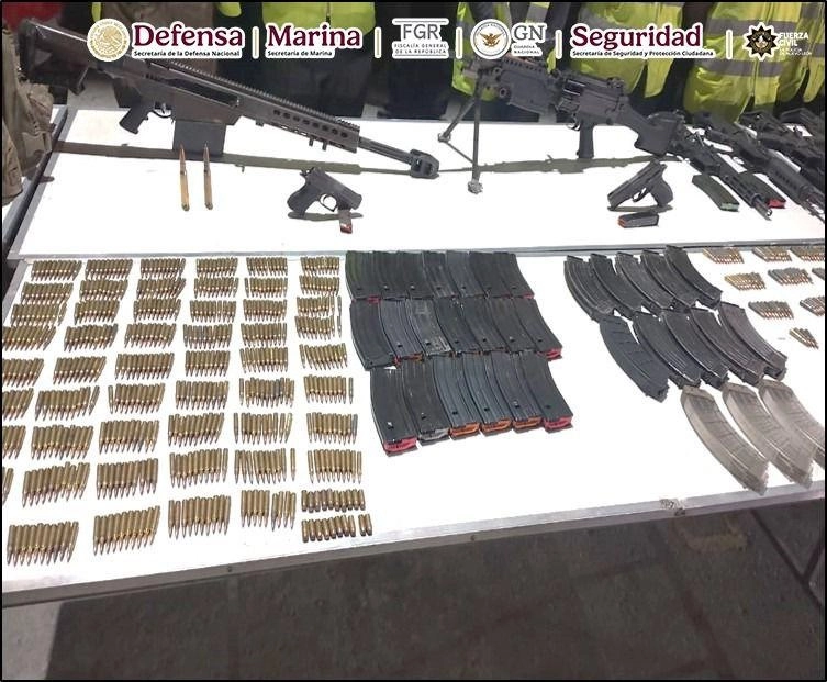 Autoridades aseguraron 14 armas largas, un fusil Barrett, una ametralladora, dos pistolas, 49 cargadores, 778 cartuchos útiles de alto calibre, 10 chalecos tácticos, nueve fornituras y un vehículo. Foto Defensa