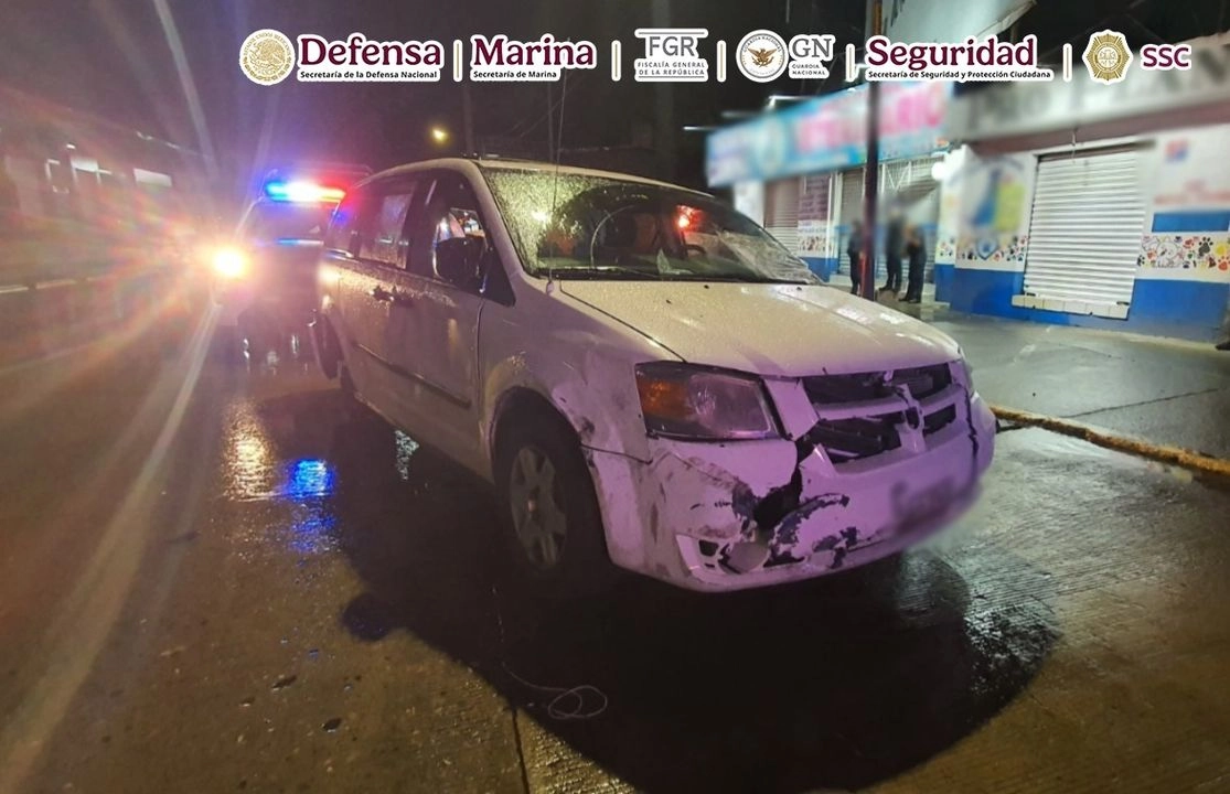 Una célula de policías de la SSC dieron seguimiento al vehículo donde viajaban los agresores, cuyo conductor realizó disparos de arma de fuego en su contra, por lo que al ver en riesgo su vida, los oficiales repelieron la agresión.
