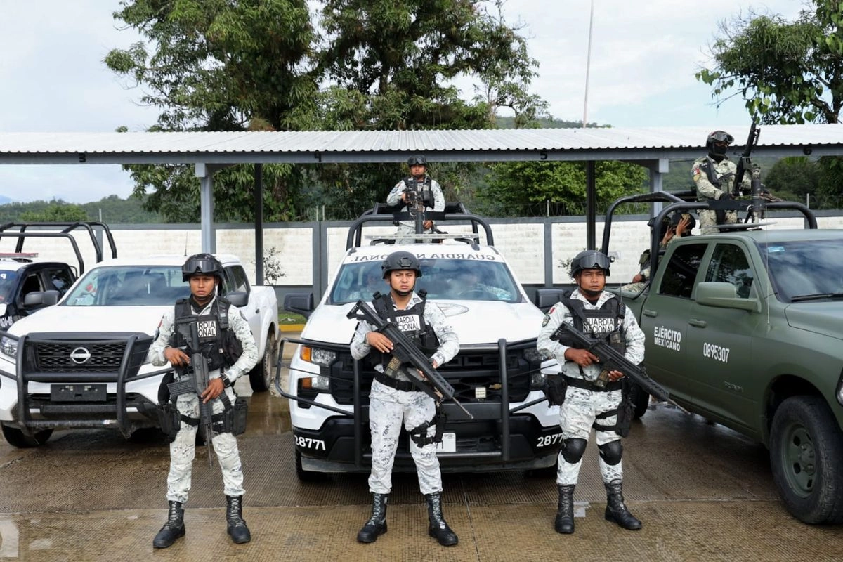 La institución especificó que producto de la intervención aseguraron 13 armas de fuego, las cuales no tienen permiso para su portación. Entre estas hay escopetas y armas cortas, así como 10 cuchillos y puñales, así como radios portátiles “a los cuales no deberían tener acceso”, señaló. Foto 