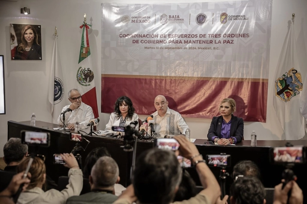 De izquierda a derecha, Alfredo Álvarez, secretario de Gobierno de Baja California; la alcaldesa de Mexicali, Norma Bustamante; Leopoldo Aguilar, secretario de Seguridad estatal, y María Andrade, fiscal general del estado, ayer, durante una conferencia en esa ciudad. Foto ‘La Jornada BC’