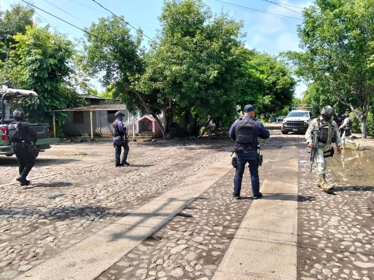 En las inmediaciones de la tenencia Felipe Carrillo Puerto, mejor conocida como La Ruana, dos presuntos criminales fueron abatidos por elementos de seguridad del estado y la Federación, informó la Secretaría de Seguridad Pública de Michoacán.