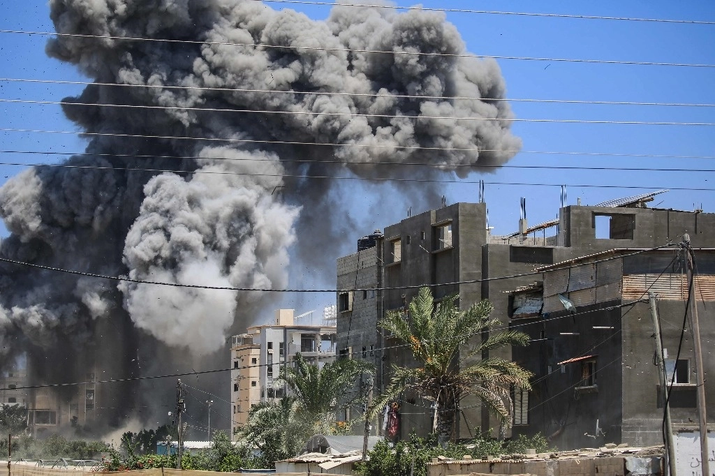 Bombardeo israelí a un edificio en Nuseirat, en el centro de la Franja de Gaza, el 20 de julio de 2024. Foto Afp