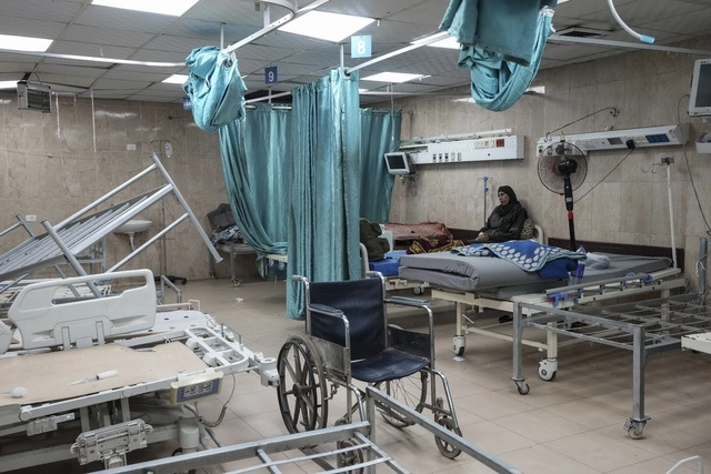 El Ministerio de Salud de Gaza, territorio palestino gobernado por Hamas, reportó el bombardeando de Israel al último hospital que estaba parcialmente operativo. Foto Ap