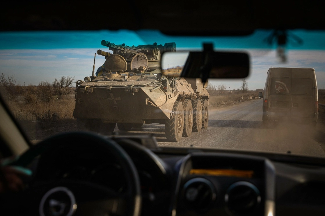 Un vehículo blindado de transporte de personal ucranio recorre una carretera cerca de Bakhmut, en la región de Donetsk, el 30 de noviembre de 2022, en medio de la invasión rusa de Ucrania. Foto Afp