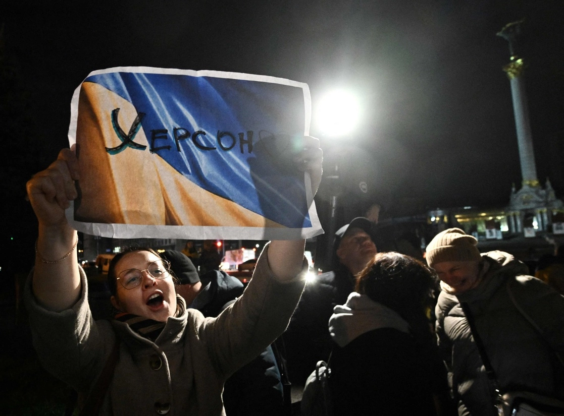 Una mujer sostiene un eslogan que dice "Jersón" mientras la gente se reúne en la plaza Maidan para celebrar la liberación de la ciudad. Foto Afp