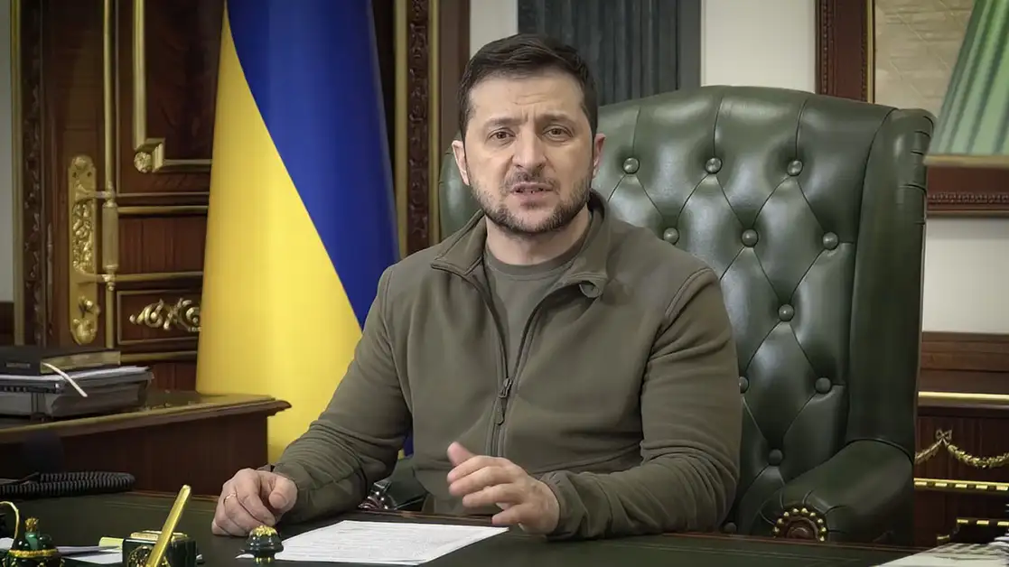 El presidente ucranio, Volodomyr Zelensky, dijo congratularse de "oír la voz de un hombre vivo", luego de comunicarse con el alcalde secuestrado por fuerzas rusas, el 16 de marzo de 2022. Foto Afp
