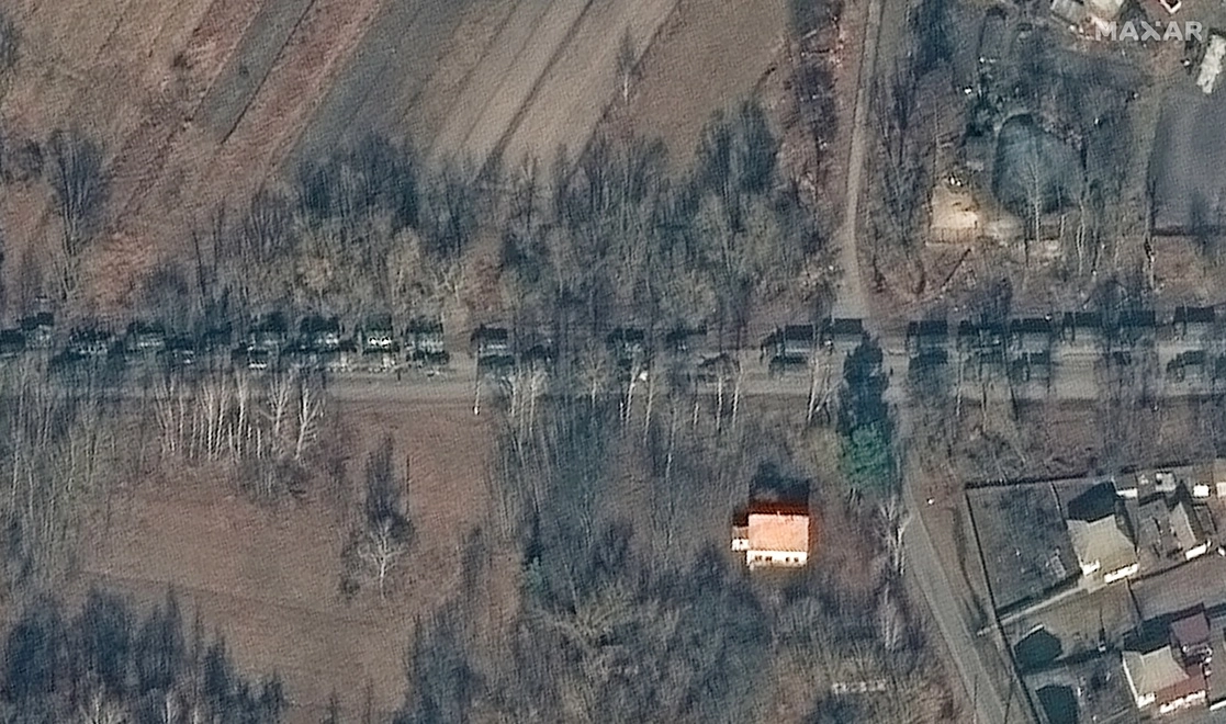 En la imagen proporcionada por Maxar Technologies se muestra un primer plano del equipo blindado y parte de un gran convoy de fuerzas terrestres al noreste de Ivankiv, Ucrania. El convoy se mueve en dirección a Kiev, aproximadamente 40 millas, el 27 de febrero de 2022. Foto Maxar Technologies vía Ap