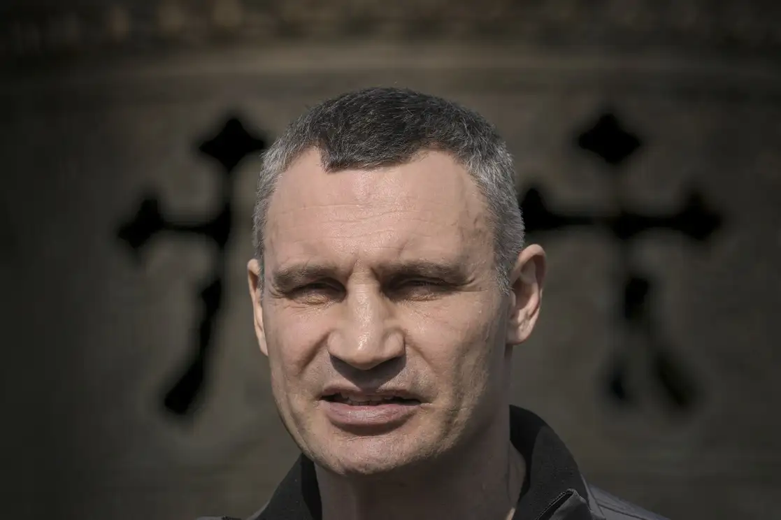 El alcalde de Kiev, Vitali Klitschko, prometió "defender cada edificio" de la ciudad, el 23 de marzo de 2022. Foto Ap 