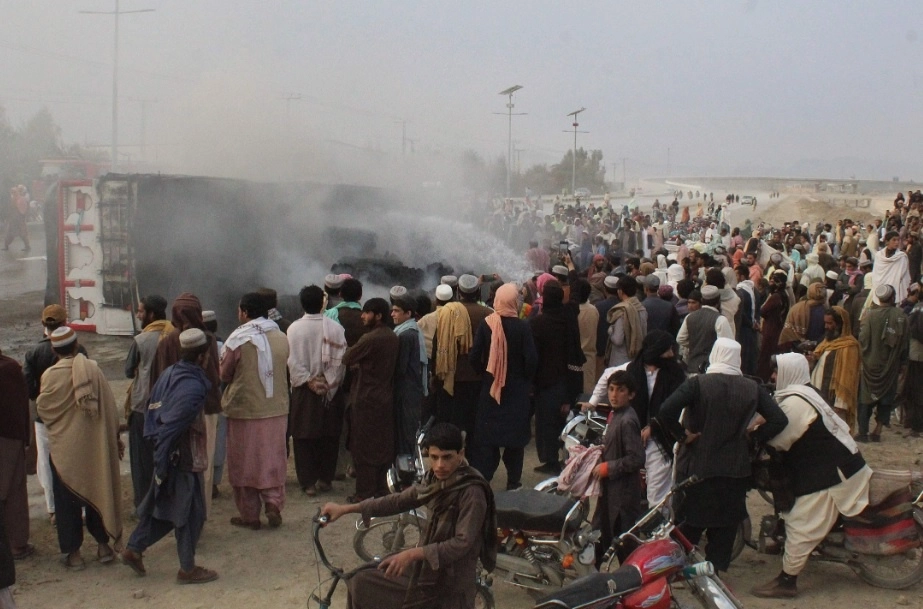 Fuerzas afganas vinculadas a los talibanes dispararon contra civiles en un puesto fronterizo de Chaman, Pakistán. Foto Afp