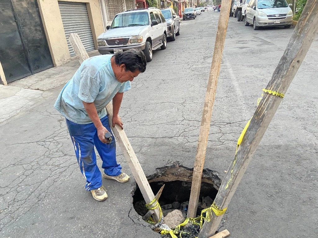 El socavón causado por la fuga de agua se encuentra localizado en la calles Donato Guerra en Ecatepec, estado de México. Foto Javier Salinas Cesáreo