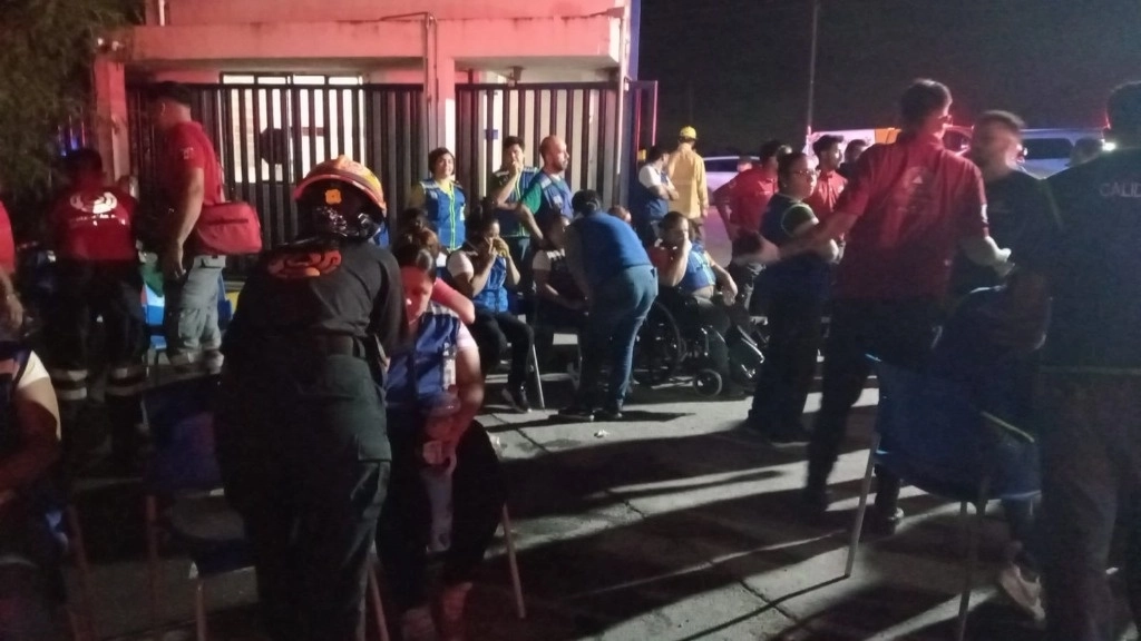La emergencia ocurrió alrededor de las 20:29 horas y provocó la movilización de elementos de Protección Civil de Nuevo León y cuerpos de rescate que acudieron al lugar. Foto @PC_NuevoLeon