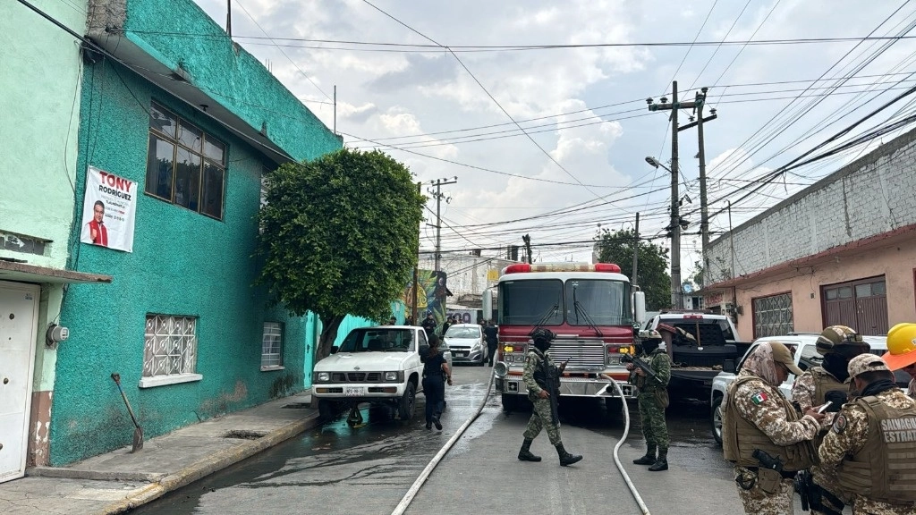 Protección y Bomberos logró controlar la fuga de combustible a las 15: 30 horas; sin embargo, mantiene el operativo de seguridad. Foto 'La Jornada'