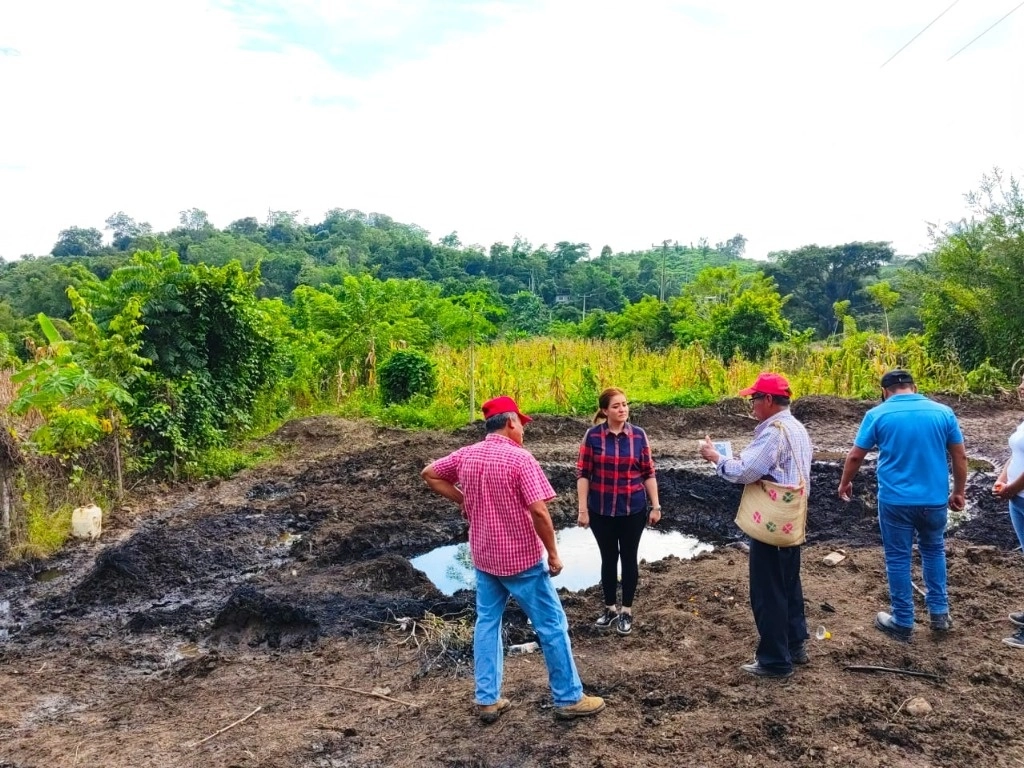 Mayra Amador y otros habitantes afectados por un derrame de hidrocarburo en la localidad El Tajín, Veracruz, recorren parte de los terrenos contaminados a consecuencia de la fuga de combustible. Foto Eirinet Gómez