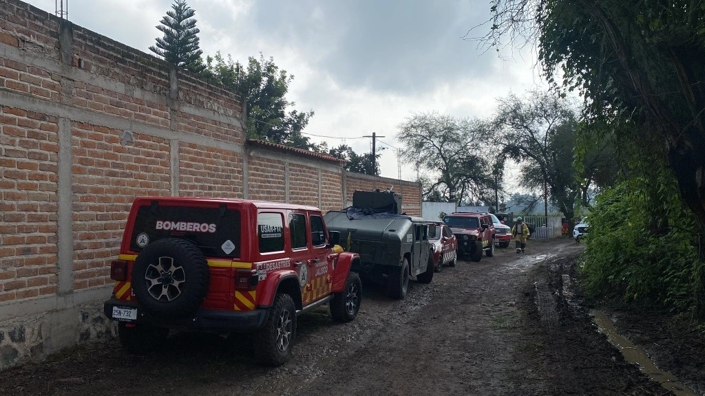Una nueva fuga de hidrocarburos en un ducto de Pemex en Zapotlanejo obligó el desalojo de una escuelas y viviendas aledañas. Foto Protección Civil Jalisco