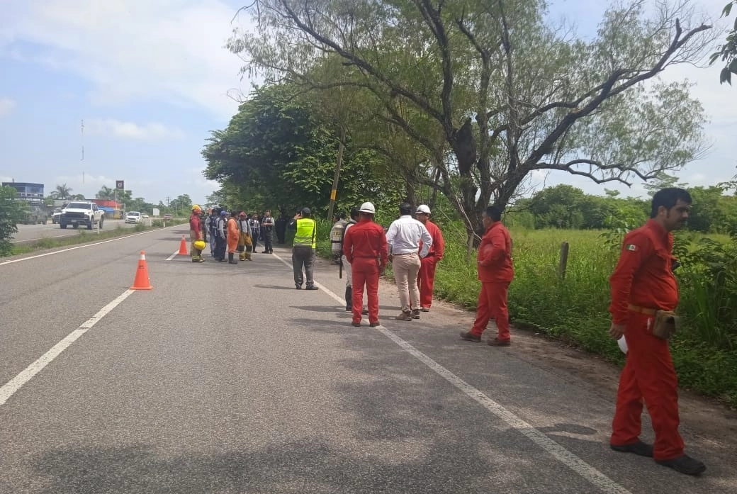 Personal de Protección Civil de Tabasco atiende fuga de hidrocarburo en oleoducto de 16" de Pemex, sobre la autopista Comalcalco-Cunduacán, el 21 de septiembre de 2022. Foto tomada del Twitter de @ProcivilTabasco
  