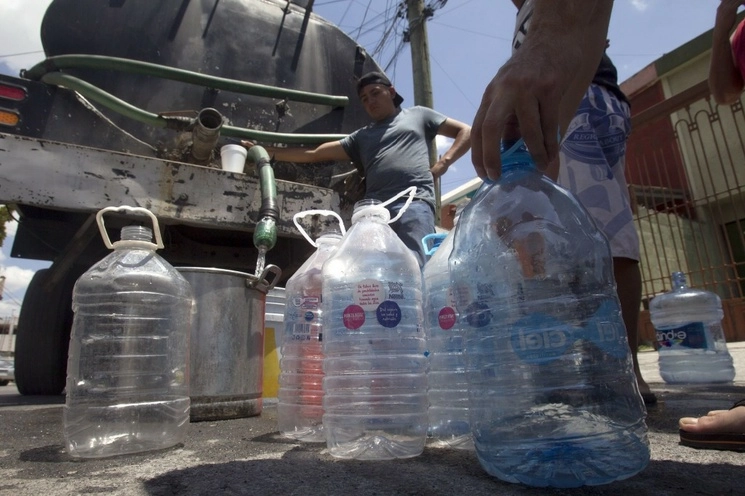 La escasez de agua en Nuevo León es una problemática que con frecuencia enfrentan sus habitantes. Foto Cuartoscuro