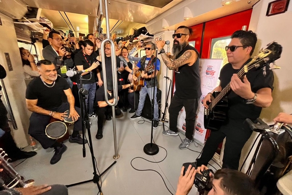 Concierto de Panteón Rococó en vagones del tren suburbano de la estación Buenavista a Cuautitlán, el 12 de octubre de 2023. Foto Marco Peláez