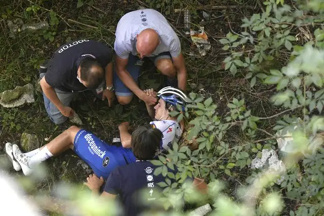Las imágenes de televisión, tomadas desde un helicóptero, muestran cómo Evenepoel, en principio por un error propio, choca con su bici con el muro de protección del puente, y se precipita a una altura de aproximada de 10 metros. Foto LaPresse vía Ap