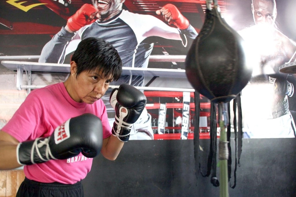 Laura Serrano fue la punta de lanza para derribar una barrera histórica y discriminatoria que prohibía el boxeo femenil en la Ciudad de México. Además, fue la primera mexicana en ingresar al Salón de la Fama y su nombre está junto al de las grandes leyendas mundiales. Foto 'La Jornada'