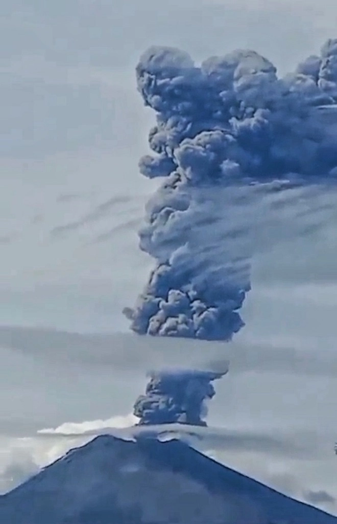 El volcán Popocatépetl emitió a las 14:22 horas de ayer una explosión de mediana intensidad que generó una fumarola de mil 200 metros por encima del cráter y provocó ligera caída de ceniza en municipios mexiquenses aledaños al coloso.  Foto Tomada de video