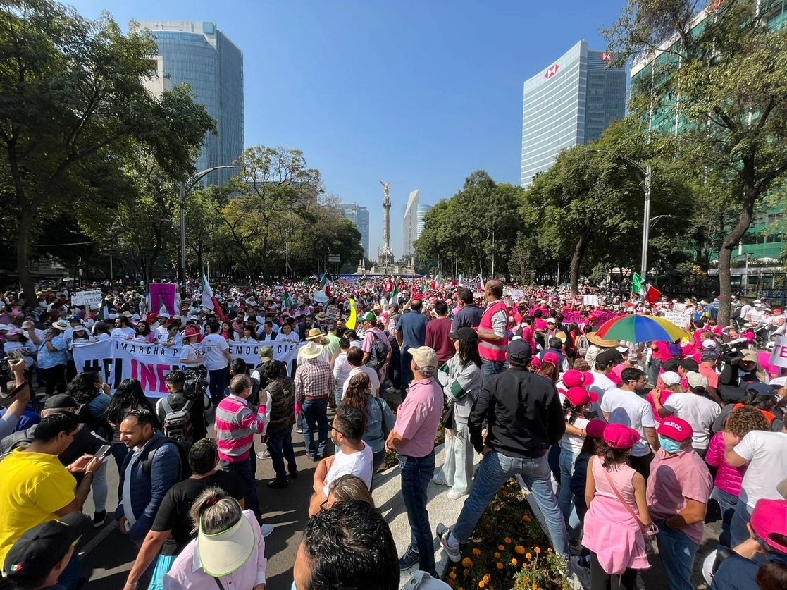 La multitud reunida en la Glorieta del Ángel de la Independencia para participar en la marcha convocada por el presidente Andrés Manuel López Obrador, que culminará en el Zócalo de la Ciudad de Mézico, el 27 de noviembre de 2022. Foto Pablo Ramos